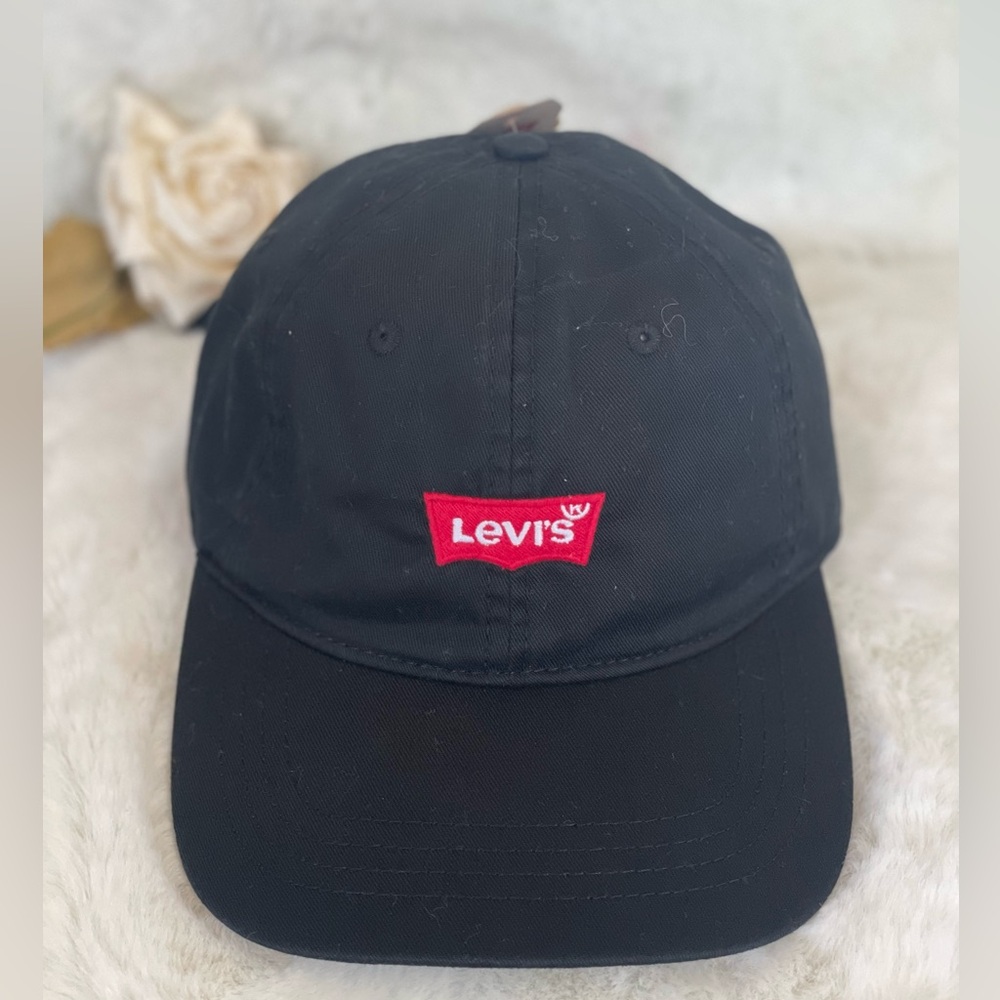 New with tags LEVI’S BLACK HAT with RED Logo. Adjustable Unisex